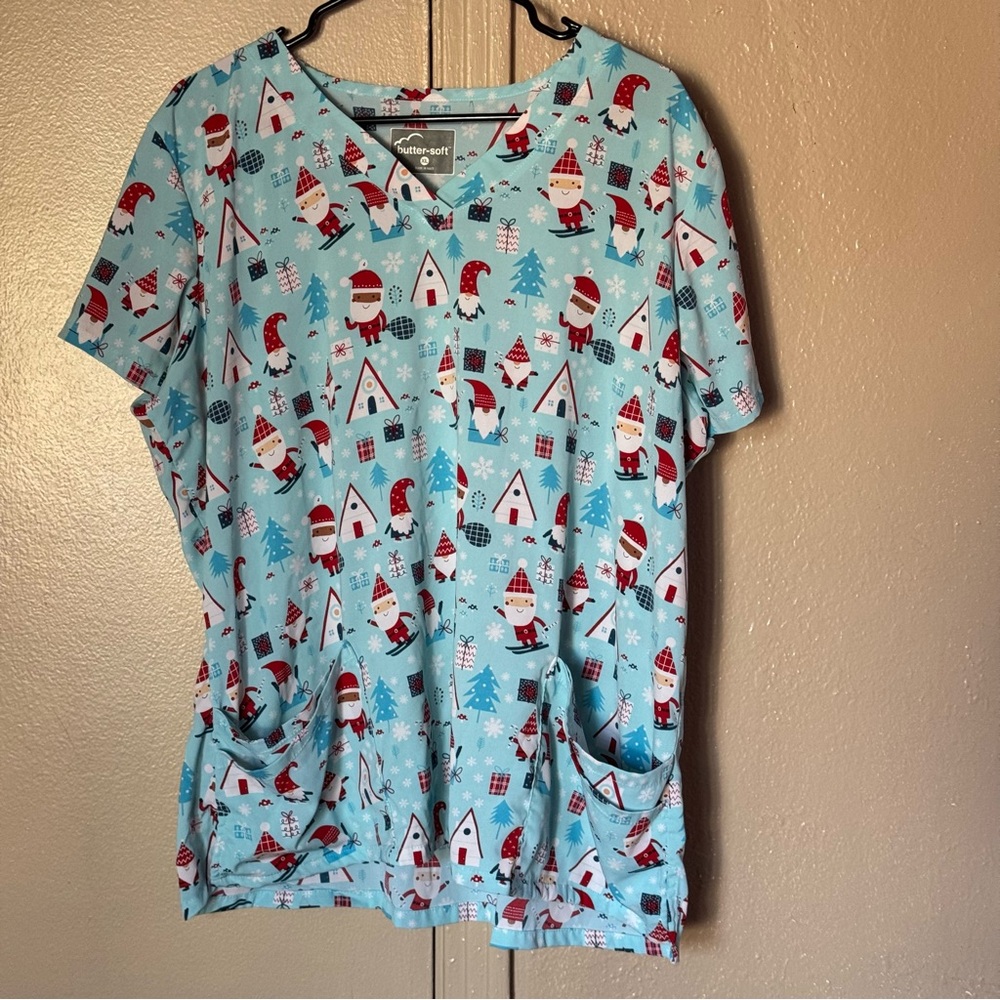 Butter Soft Here Comes Santa Christmas Gnomes Scrub Top Women’s XL
